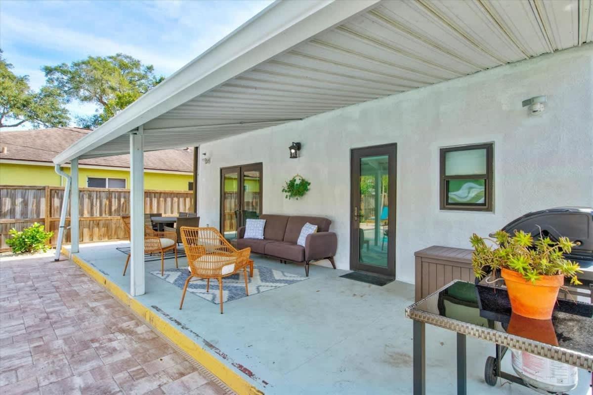 Palm Haven Heated Pool And Patio Near Downtown Holiday home *