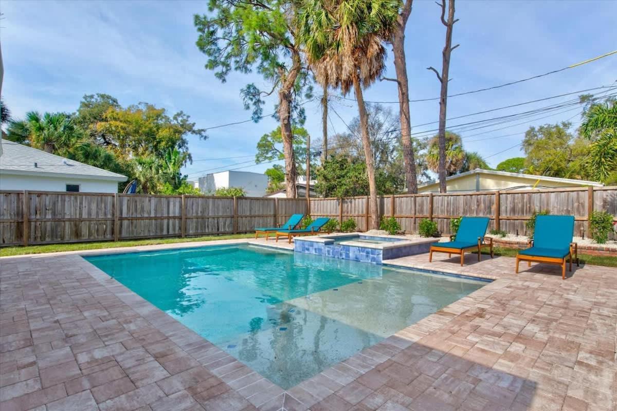 Palm Haven Heated Pool And Patio Near Downtown Holiday home